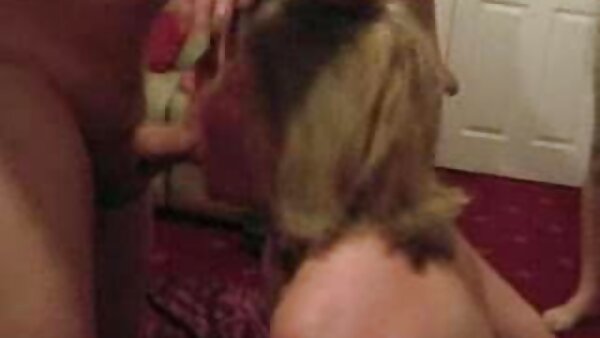 امرأة سمراء مواقع جنس مترجم مشبع بالبخار كاتارينا تظهر قبالة لها الثدي الصغيرة