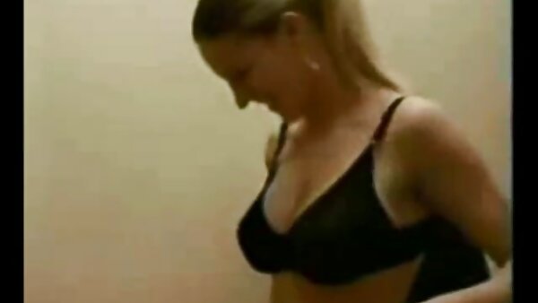 امرأة افلام سكس كلاسيكيه مترجمه سمراء الجنس دمية كبيرة الصدر يعطي رأس على كاميرا بوف