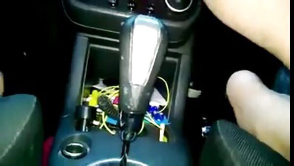 تظهر امرأة سمراء مشبعة بعقبها وتحصل على بوسها من الخلف بواسطة بي بي جنس مترجم نار سي