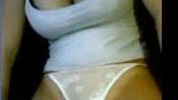 فاتنة سمراء العصير افلام سكس كامله مترجم ارتداء تنورة قميص يعطي اللسان yum-yum يقف على الركبتين