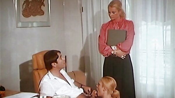 رجل مفتول العضلات قرنية يقوم بتحليل شقراء طويلة الساق في مواقف افلام جنس مترجم عربي مختلفة